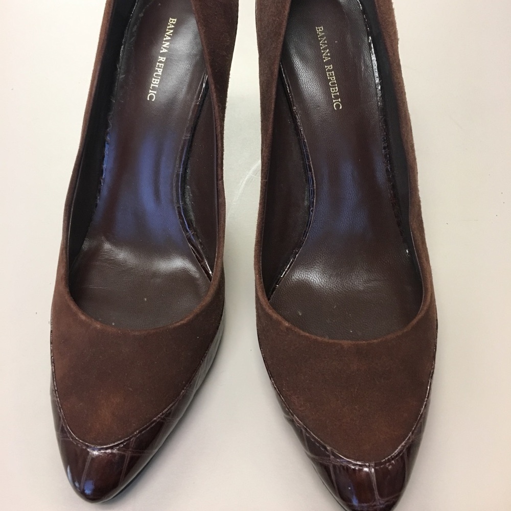 Banana Republic brown suede pumps